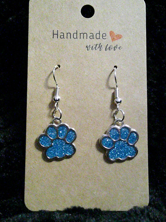 Turquoise paw